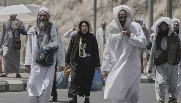 حجاج کرام مناسک کے آخری دن تینوں شیطانوں کو کنکریاں مارنے کے بعد طواف وداع میں مصروف