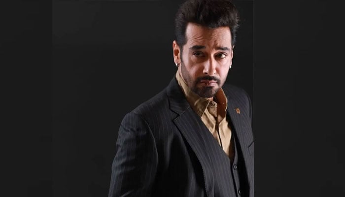 فیصل قریشی پاکستانی ڈراموں کی کہانیاں ایک جیسی ہونے کے سوال پر ناراض ہوگئے