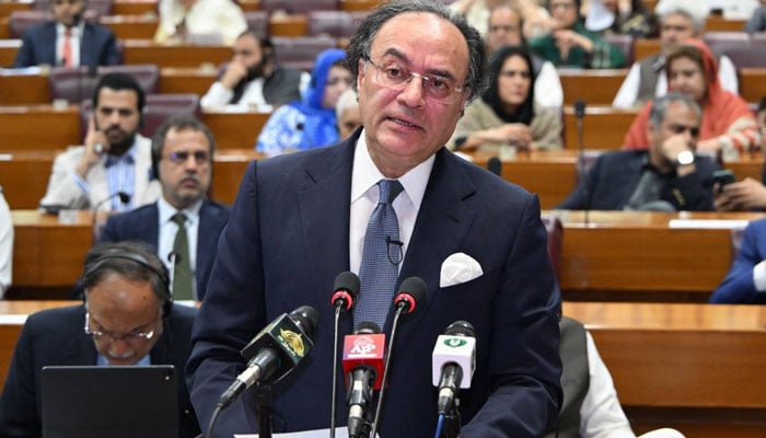 175 کھرب  سے زائد کا وفاقی بجٹ پیش، تنخواہوں میں 10، پنشن میں 7 فیصد اضافہ، انکم ٹیکس میں کمی کی تجویز