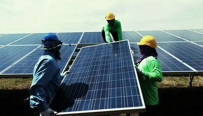 بجٹ 2025 میں سولر پینلز کی درآمدات پر 18 فیصد ٹیکس عائد