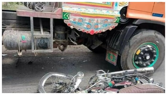 کراچی: گھر سے آئسکریم کھانے جانیوالے 2 بچپن کے دوست واٹر ٹینکر کی ٹکر سے جاں بحق