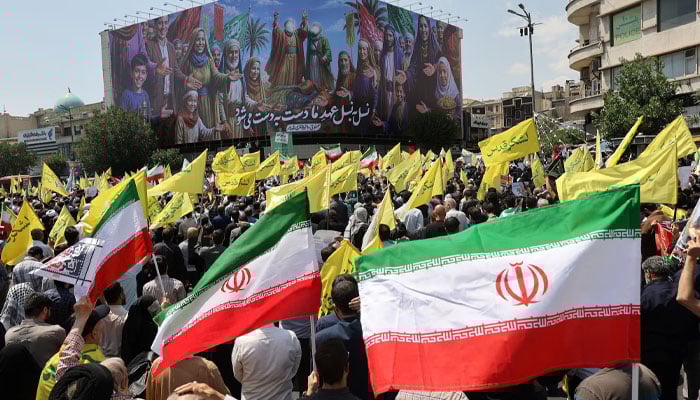 ایران میں اسرائیلی حملوں کیخلاف عوام سڑکوں پر نکل آئے، فوری جوابی کارروائی کا مطالبہ