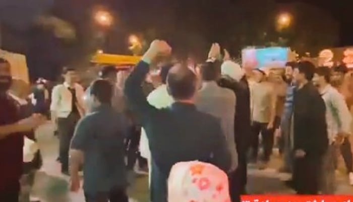 اسرائیل کیخلاف جوابی کارروائی، ایرانی شہریوں کا سڑکوں پر جشن، افواج کے حق میں نعرے
