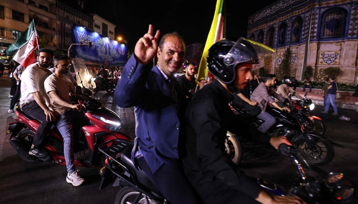 اسرائیل کیخلاف جوابی کارروائی، ایرانی شہریوں کا سڑکوں پر جشن، افواج کے حق میں نعرے