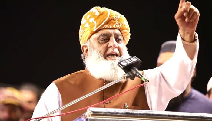 اسرائیلی حملے کی مذمت نہیں بلکہ ہم ایران کے شانہ بشانہ کھڑے ہونے کا اعلان کر رہے ہیں: فضل الرحمان