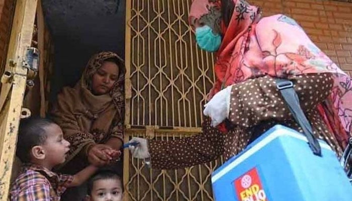 کراچی میں ہزاروں والدین بچوں کو پولیو ویکسین پلانے سے انکاری