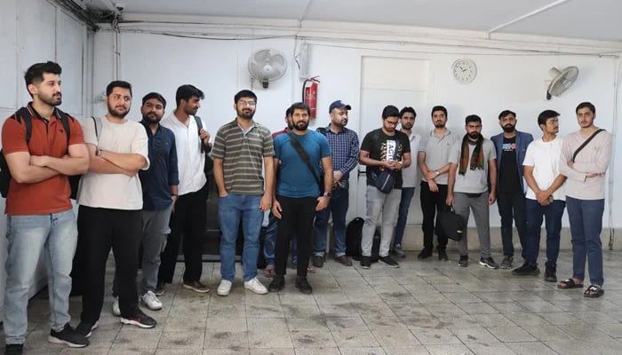 ایران میں پھنسے 216 طلبا سمیت 700 سے زائد پاکستانیوں کی وطن واپسی