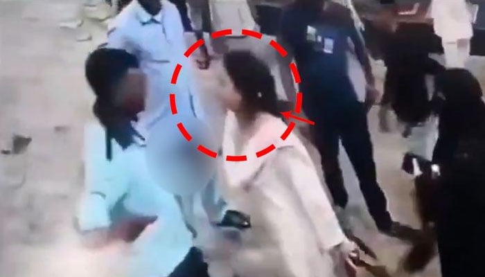 سیفٹی کیلئے گاڑی سے باہر آنے کا کہنے پر خاتون سیخ پا، پیٹرول پمپ ورکر پر بندوق تان لی