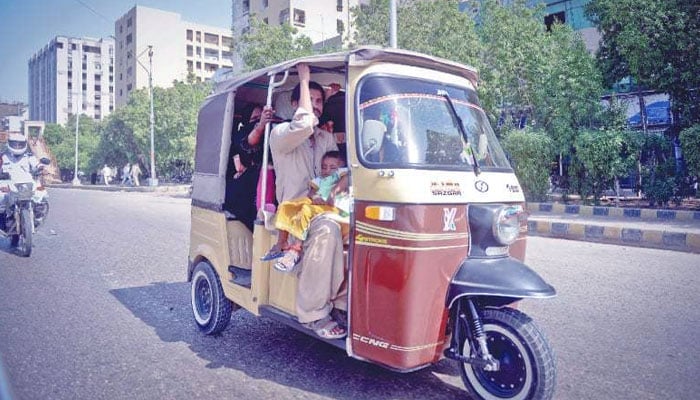 کمشنرکراچی نے شہرکی 20 سڑکوں پر رکشوں کے داخلے پر پابندی لگادی
