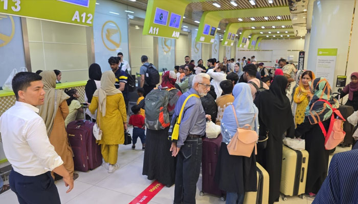 ایران میں پھنسے پاکستانی خصوصی پرواز میں اشک آباد سے اسلام آباد پہنچ گئے