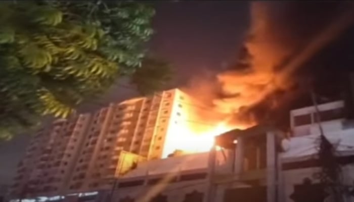 کراچی: راشد منہاس روڈ پر شاپنگ مال میں آگ لگ گئی
