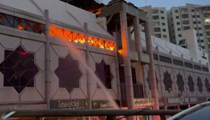 کراچی: شاپنگ سینٹر میں آگ پر قابو پالیا گیا، 150 دکانیں متاثر