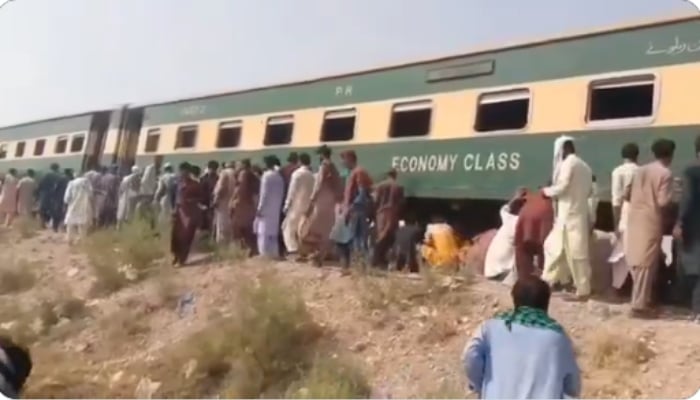 جیکب آباد: ریلوے ٹریک پر دھماکا، جعفر ایکسپریس کی 5 بوگیاں پٹری سے اترگئیں