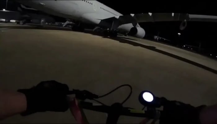 ویڈیو: فلسطین حمایتی گروپ کے کارکن برطانوی ائیر فورس کے اڈے میں داخل، طیاروں کو نقصان پہنچایا