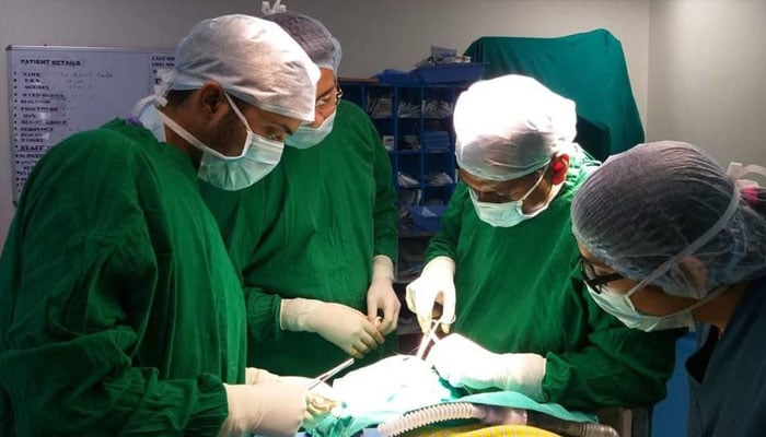 پاکستان میں  آنت کے کینسر سے متاثرہ جگر کا پہلا کامیاب ٹرانسپلانٹ ، خاتون کو شوہر کا جگر لگادیا گیا
