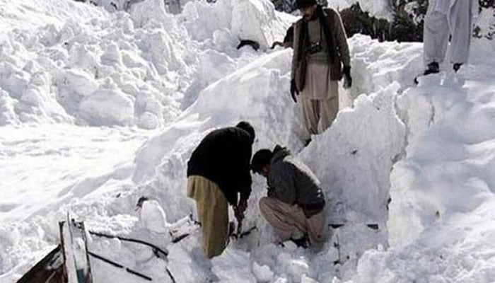 کاغان: گلیشیئر کا ایک ٹکڑا بیٹھنے سے تصاویر بنوانے والے باپ بیٹا سمیت 3 سیاح جاں بحق