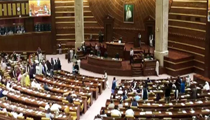 پنجاب اسمبلی: اپوزیشن کی جانب سے مائیک توڑنے کے الزام پر اسپیکر برہم