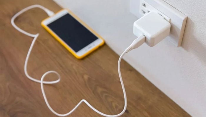 موبائل فون یا چارجر ؟ دونوں میں سے پہلے کیا ان پلگ کرنا چاہیے؟