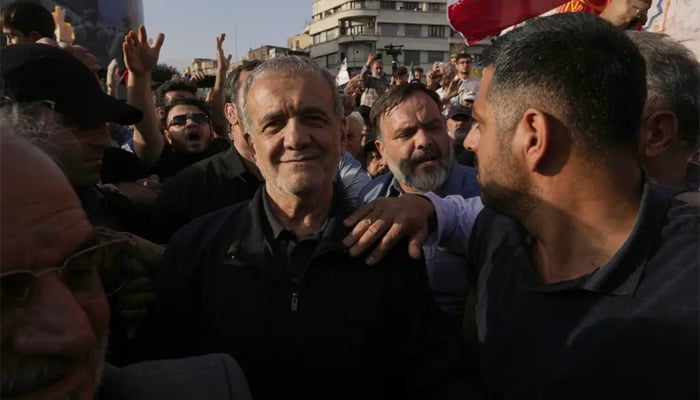 تہران میں جوہری تنصیبات پر امریکی حملوں کیخلاف ہزاروں افراد کا احتجاج، ایرانی صدر کی بھی شرکت