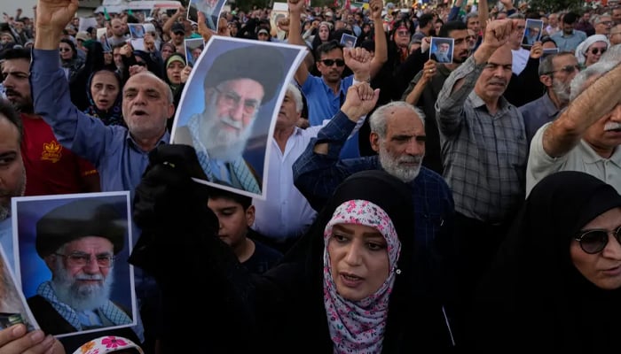 تہران میں جوہری تنصیبات پر امریکی حملوں کیخلاف ہزاروں افراد کا احتجاج، ایرانی صدر کی بھی شرکت