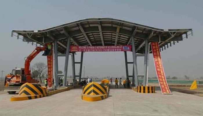 موٹروے پر سفر کے دوران سروس ایریا میں رکنے والا شہری بیوی کو بھول کر چلتا بنا