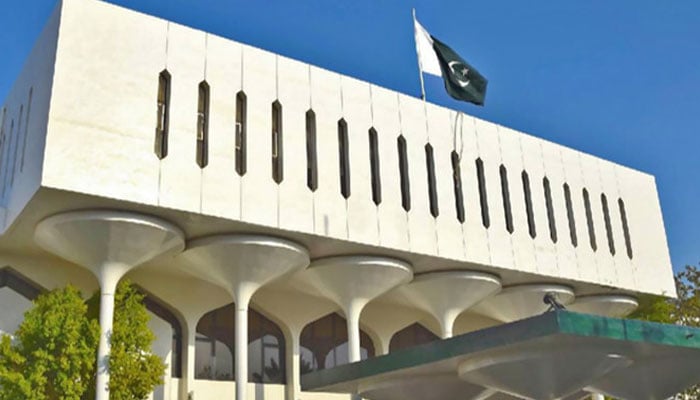 ایران کا امریکی اڈوں پر حملہ، امارات میں پاکستانی سفارتخانے نے پاکستانیوں کیلئے ہدایات جاری کردی