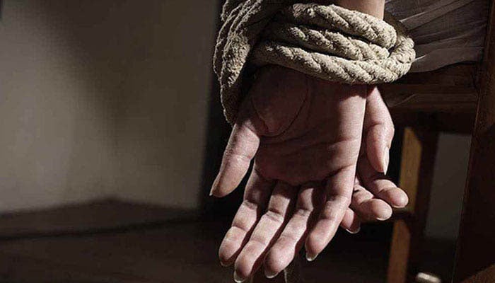 مٹیاری: 15 سالہ لڑکی کو  2 خواتین سمیت 5 مسلح ملزمان نے گھر سے اغوا کر لیا