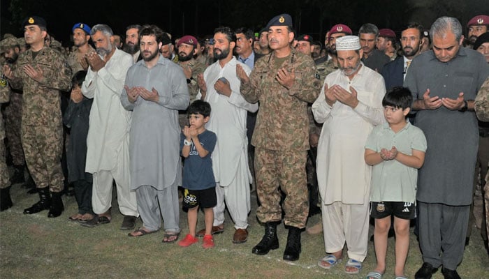 بھارتی پائلٹ ابھینندن کو گرفتار کرنیوالے میجر معیز شہید کی نمازِ جنازہ ادا، فیلڈ مارشل کی شرکت