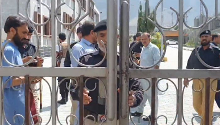 الاؤنسز میں اضافہ کیا جائے، گلگت اسمبلی کے باہر پولیس اہلکاروں کا احتجاج