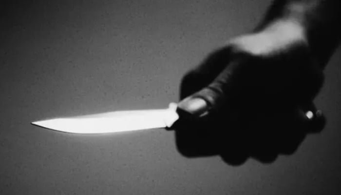 کراچی: پنکچر کی دکان پر سویا ہوا شخص چھریوں کے وار سے قتل