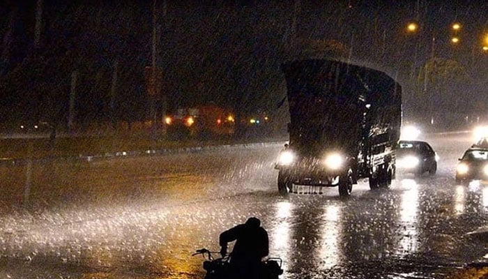 کراچی کے مختلف علاقوں میں گرج چمک کے ساتھ تیز بارش، موسم خوشگوار ہوگیا