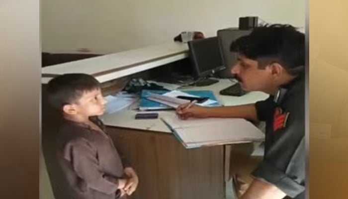 حیدرآباد: گلی میں کھیلنے سے منع کرنے پر 7 سالہ بچہ شکایت لیکر تھانے پہنچ گیا