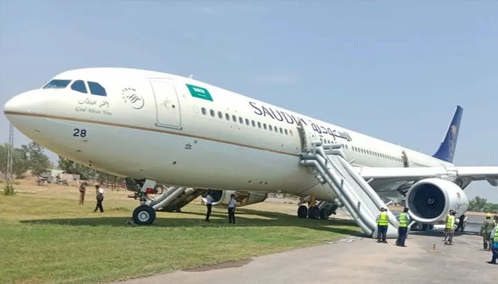 کراچی سے جدہ جانیوالے طیارے کے انجن میں آگ کی وارننگ، ہنگامی لینڈنگ