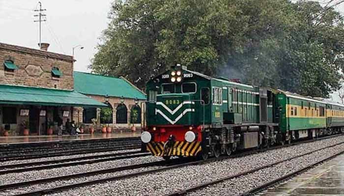 پاکستان ریلویز  نے 16 مسافر ٹرینوں سے 30 بوگیاں کم کردیں