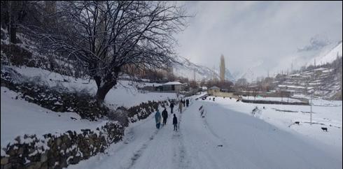 گلگت بلتستان میں برفباری ،رابطہ سڑکیں بند ،لوگ پریشان