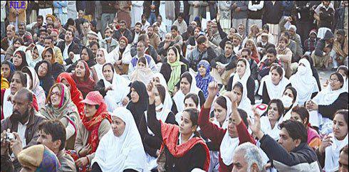 لاہور ، سروسز اسپتال کے ملازمین تنخواہیں نہ ملنے پر سراپا احتجاج 