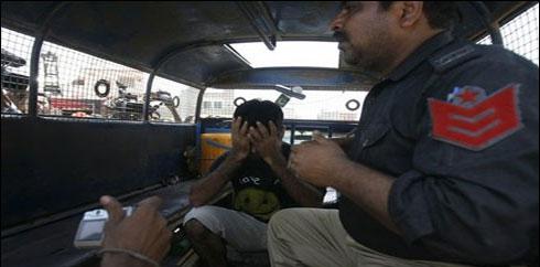 کراچی: پکڑا جانے والا ڈاکو تشدد کے بعد پولیس کے حوالے