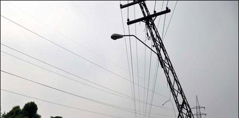 پشاور: اسکول سے گزرنے والے بجلی کے تار طالبات کے لیے خطرہ