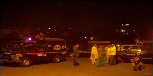کراچی : شہریوں کا ڈاکو پر تشدد ،پولیس کے حوالے کردیا