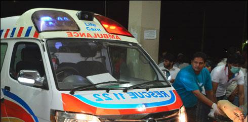 لاہور : تیز رفتار کار کھمبے سے ٹکرا گئی ،4خواتین زخمی 