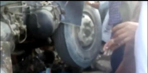 کراچی : ٹرالر بے قابو ہوکر فٹ پاتھ پر چڑھ گیا ،5گاڑیوں کو نقصان