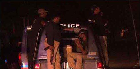 کراچی :خواجہ اجمیرنگری، عوام نے3 مشتبہ ملزمان پولیس کے حوالے کردئیے
