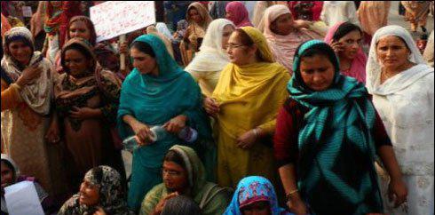 ملتان:لیڈی ہیلتھ ورکرز کا میڈیکل آفیسر کیخلاف مظاہرہ 