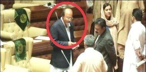 سندھ اسمبلی کے ایوان میں سینئر وزیر نثار کھوڑو کی سگریٹ نوشی