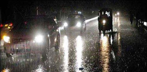 کراچی : چند منٹ کی بارش ،کئی علاقوں میں پانی جمع،بجلی بھی بند
