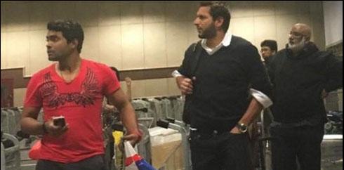  آفریدی اور عمر اکمل کی لاہور واپسی پرشائقین کی نعرے بازی 