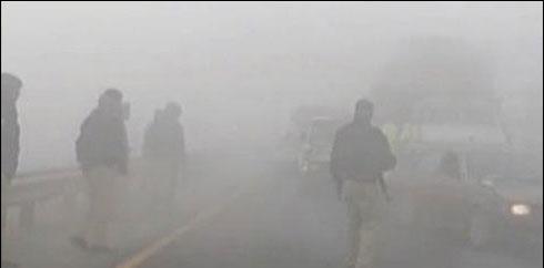 پشاور اورگردونواح میں شدیددھند،حد نگاہ انتہائی کم 