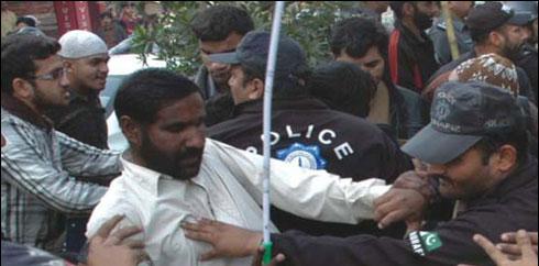 لاہور: اورنج ٹرین منصوبے کیخلاف سمن آبادمیں شدید احتجاج