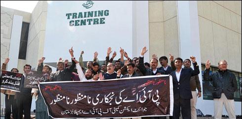 پی آئی اے ملازمین کا احتجاج جاری، آج بھی دھرنا دینے کا اعلان