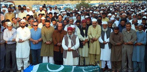 پی آئی اے ملازم سلیم اکبر کی کراچی میں نمازِ جنازہ کے بعد تدفین